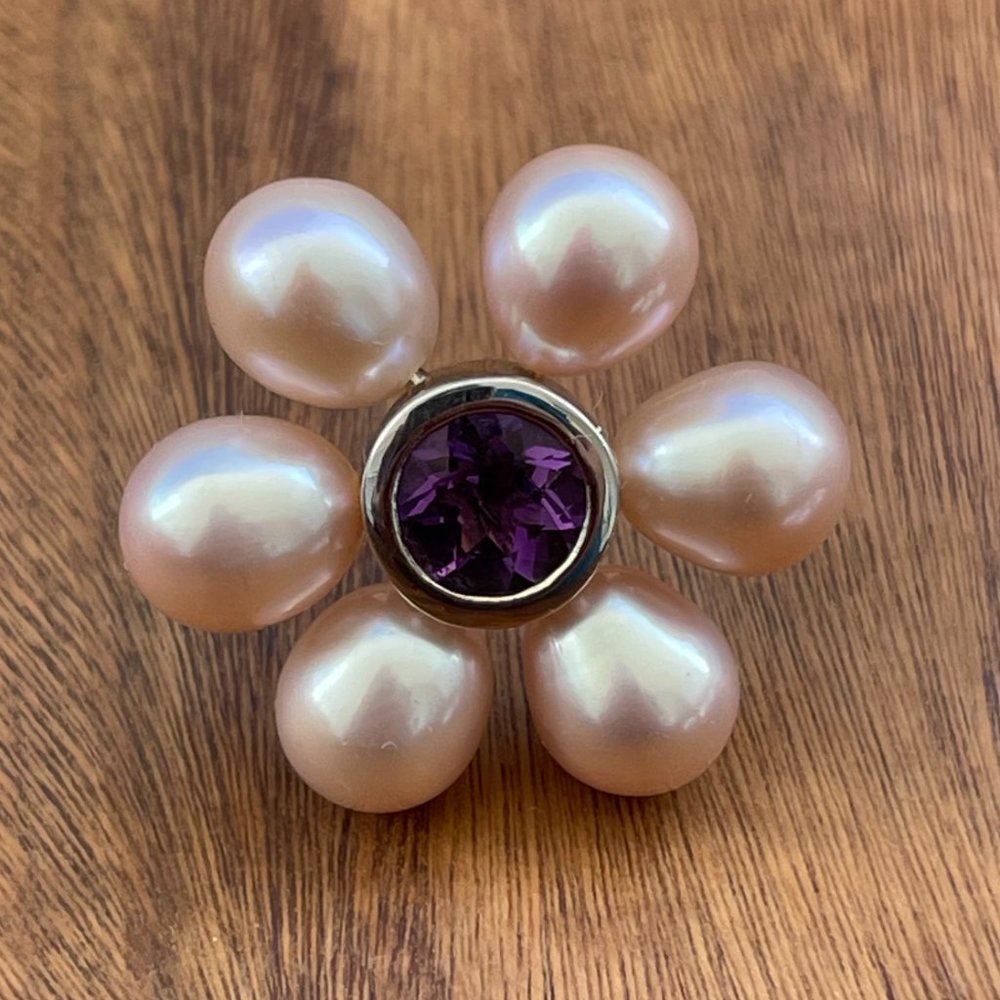 Tiffany & Co. Iredesse rosette pearl and amethyst earrings - Picture 2 of 12